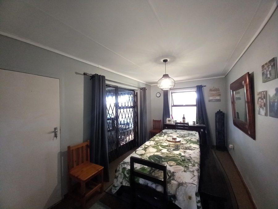 To Let 4 Bedroom Property for Rent in Rouxville Western Cape
